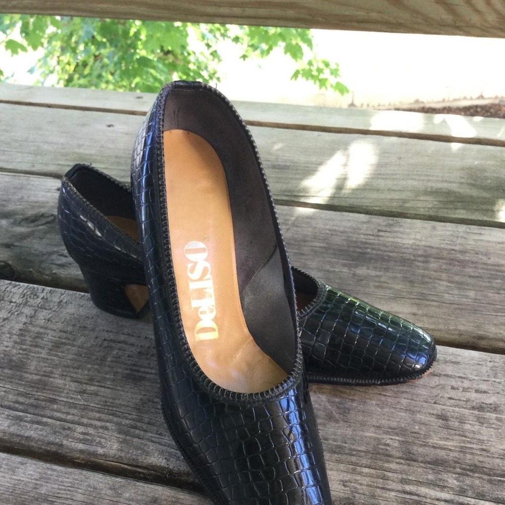 Vintage 60s/70s glossy faux crocodile skin pumps by De Liso, size 7